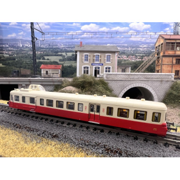 Trains160 - 16 069 - Autorail diesel Picasso XBD 3824 rouge/crème SNCF 2e Cl. Bordeaux Ep. IV - N