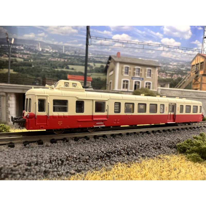 Trains160 - 16 069 - Autorail diesel Picasso XBD 3824 rouge/crème SNCF 2e Cl. Bordeaux Ep. IV - N