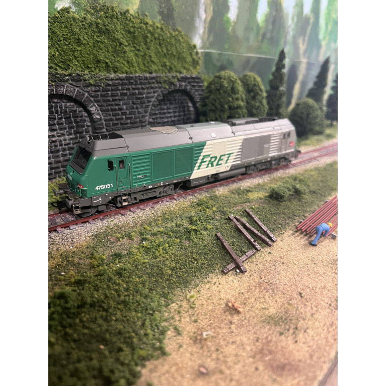 Oskar 1550 locomotive diesel BB 475051 FRET dépôt Avignon - ep VI - H0