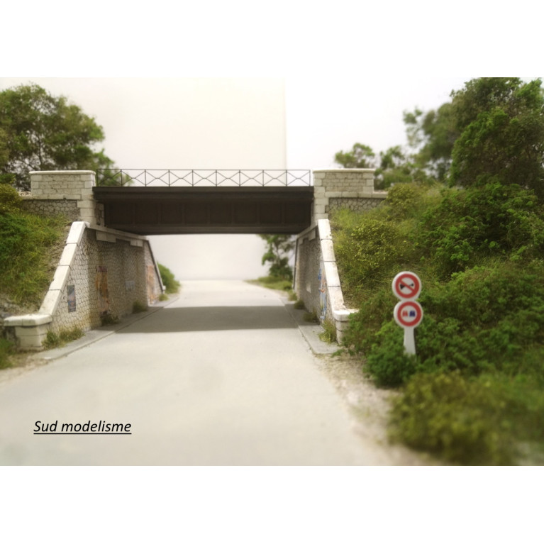 PN SUD MODELISME 8779-A    HO: Complément de 10 poteaux Michelin de direction