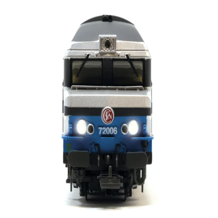 HJ2620 SNCF, locomotive diesel à 6 essieux CC 72006 « Isabelle », livrée bleue/argente/grise, ép. V