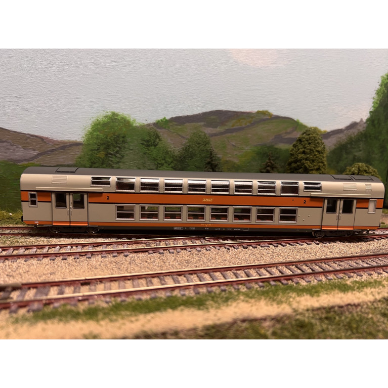 Vitrains 3160 voiture 2ème classe logo SNCF encadré jaune, H0