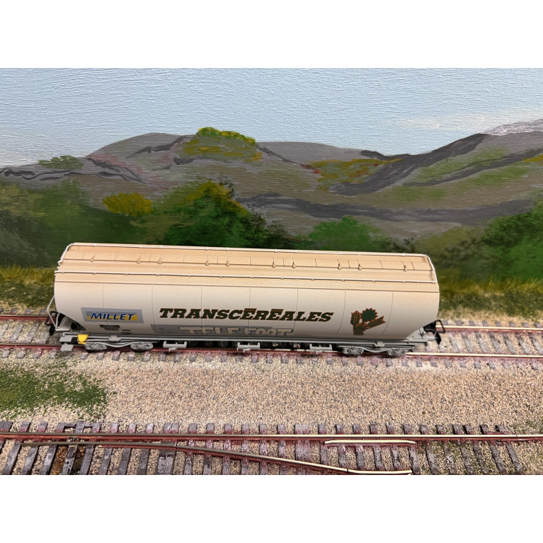 JOUEF HJ6282 Wagon -trémie à 4 essieux "millet" graffiti télé-foot, Ep. IV, H0